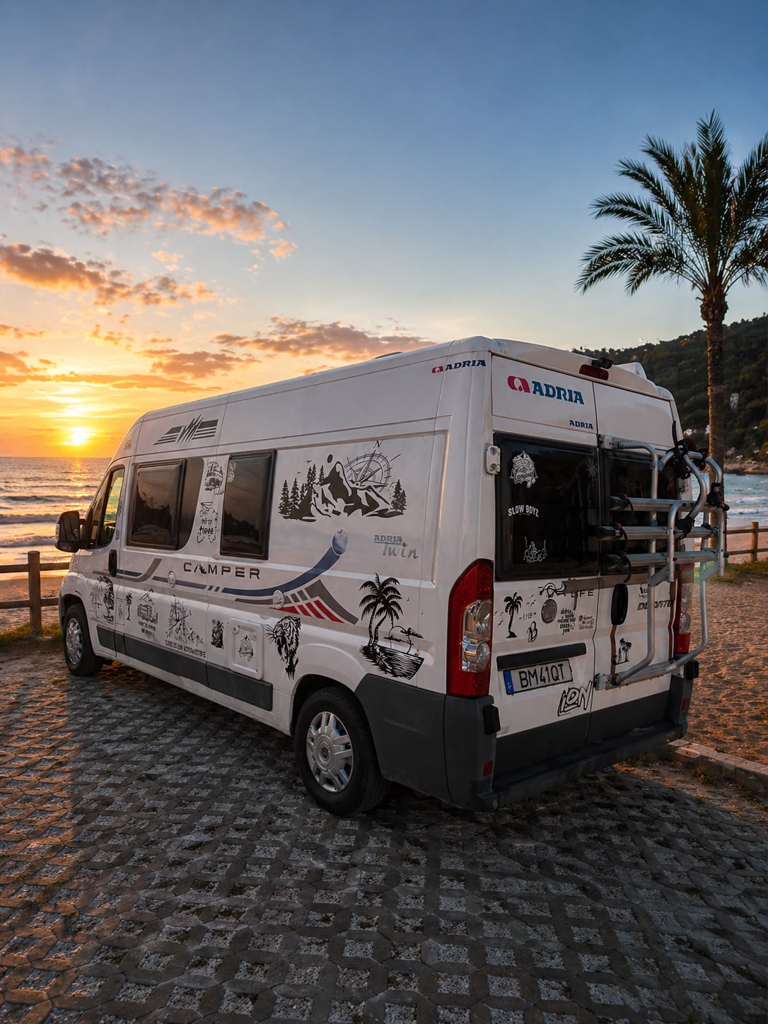 Exterior — van ao pôr do sol na praia
