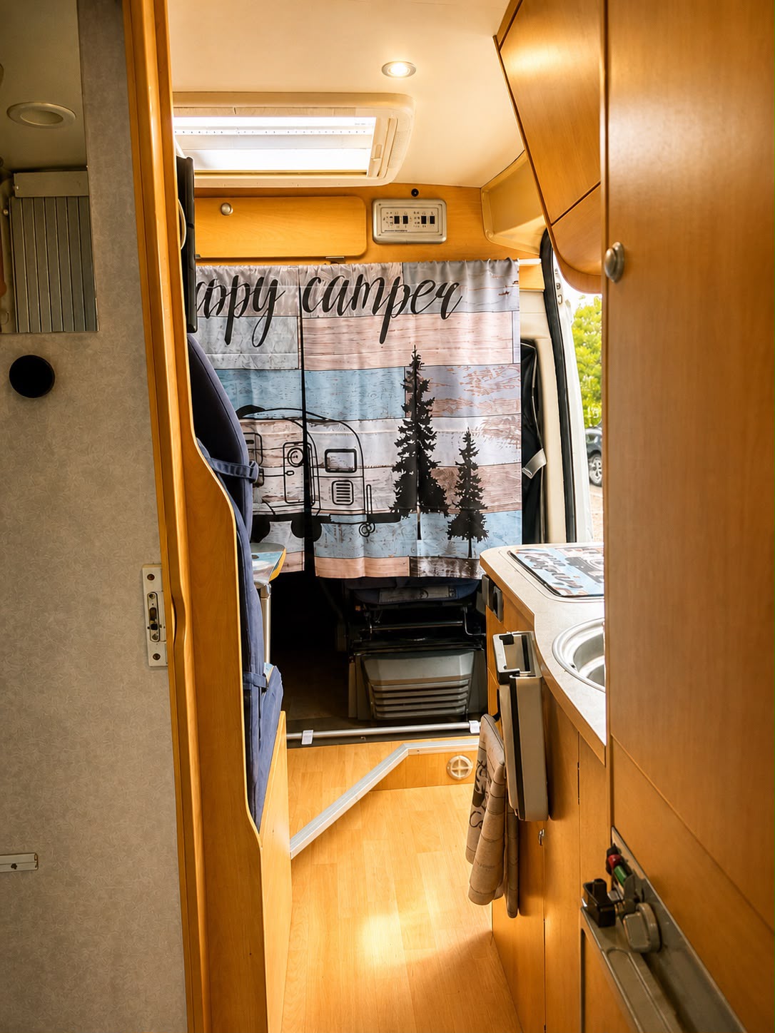 Interior — posto de condução Happy Camping