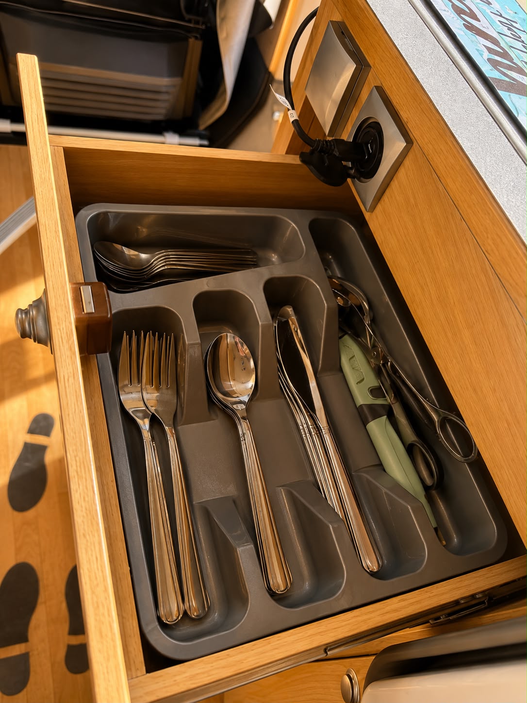 Interior — cabine com vista mar